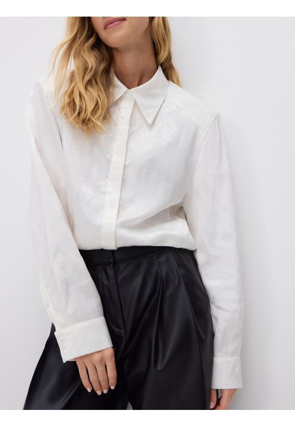 Reserved - Koszula z połyskującej tkaniny - złamana biel. Materiał: tkanina