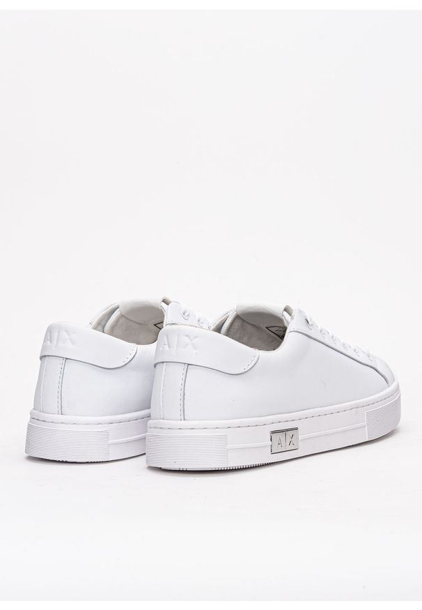Sneakersy damskie Armani Exchange (XDX027 XCC14 A222). Kolor: biały