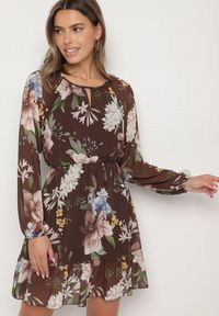 Born2be - Brązowa Sukienka o Rozkloszowanym Kroju w Kwiaty Zeramera. Okazja: na co dzień. Kolor: brązowy. Materiał: wiskoza. Długość rękawa: długi rękaw. Wzór: kwiaty. Typ sukienki: rozkloszowane. Styl: casual #1