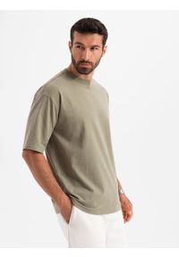 Ombre Clothing - Męski t-shirt bawełniany LOOSE FIT z okrągłym dekoltem – khaki V8. Okazja: na co dzień. Kolor: brązowy. Materiał: bawełna. Styl: casual #4