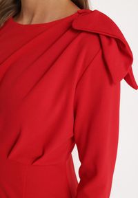 Born2be - Czerwona Dopasowana Sukienka Koktajlowa Ozdobiona Kokardą i Rozcięciem na Linnaea. Okazja: na co dzień. Typ kołnierza: kokarda. Kolor: czerwony. Wzór: aplikacja. Typ sukienki: dopasowane. Styl: wizytowy #5