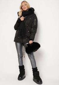 Born2be - Czarna Kurtka Parka ze Ściągaczem i Kapturem z Futerkiem Kathateia. Okazja: na co dzień. Kolor: czarny. Materiał: futro. Długość rękawa: długi rękaw. Długość: długie. Styl: klasyczny, casual, elegancki #3