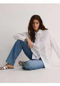 Reserved - Oversizowa koszula z ażurowym haftem - biały. Kolor: biały. Materiał: bawełna, tkanina. Wzór: ażurowy, haft