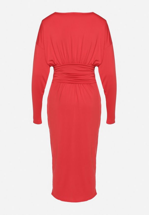Born2be - Czerwona Sukienka Kopertowa z Wiskozą Zdobiona Marszczeniem Edivana. Kolor: czerwony. Materiał: wiskoza. Wzór: aplikacja. Typ sukienki: kopertowe. Styl: elegancki, klasyczny