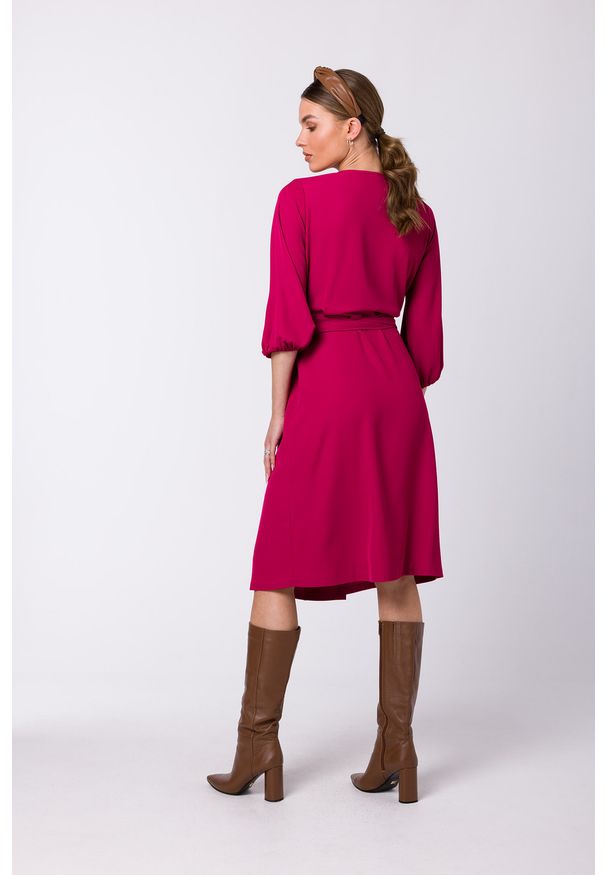 Sukienki.shop - Sukienka elegancka kopertowa z bufiastymi rękawami śliwka. Okazja: do pracy. Kolor: czarny. Typ sukienki: kopertowe. Styl: elegancki