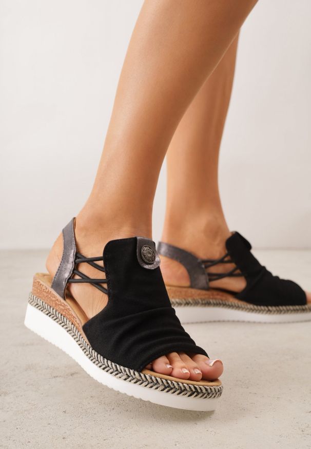 Born2be - Czarne Sandały na Koturnie z Marszczoną Cholewką i Metaliczną Aplikacją Teodlar. Zapięcie: bez zapięcia. Kolor: czarny. Materiał: jeans, len. Wzór: aplikacja. Sezon: lato. Obcas: na koturnie. Styl: boho. Wysokość obcasa: średni