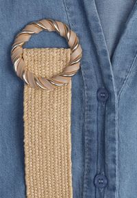 Renee - Jasnoniebieska Koszulowa Sukienka z Wiskozą Paskiem z Plecionki i Bufkami Nedara. Okazja: na co dzień. Kolor: niebieski. Materiał: wiskoza. Typ sukienki: koszulowe. Styl: casual #5