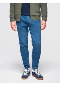 Ombre Clothing - Spodnie męskie jeansowe joggery ze ściagaczem w pasie - niebieskie V1 - Rozmiar: XL. Okazja: na co dzień. Kolor: niebieski. Materiał: jeans. Wzór: aplikacja. Styl: casual, retro