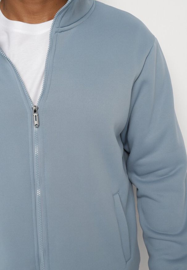 Born2be - Jasnoniebieska Bluza z Bawełną Zapinana na Suwak Wykończona Polarem Oadela. Okazja: na co dzień. Kolor: niebieski. Materiał: polar, bawełna. Długość rękawa: długi rękaw. Długość: długie. Styl: elegancki, casual