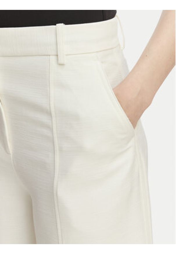 Calvin Klein Spodnie materiałowe LV044F651G Kremowy Straight Fit. Kolor: kremowy. Materiał: wiskoza