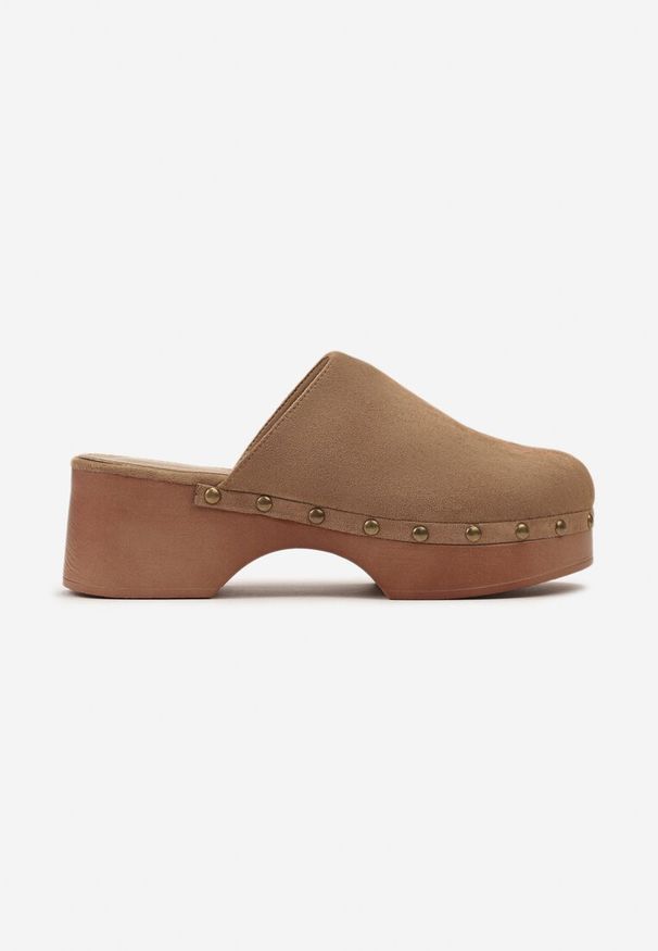 Born2be - Brązowe Klapki w Typie Chodaków na Grubym Słupku z Nitami Senobis. Kolor: brązowy. Sezon: lato. Obcas: na słupku. Styl: elegancki