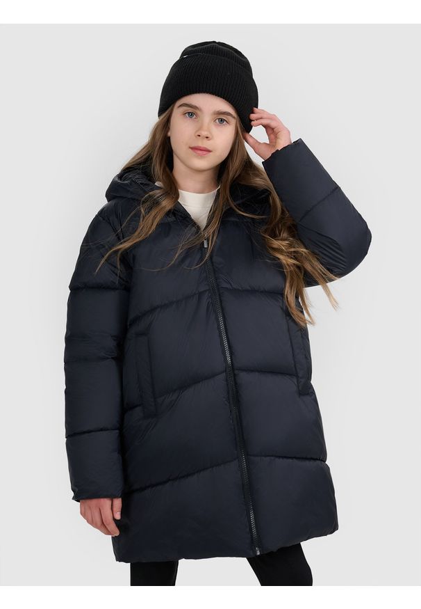 4f - 4F Płaszcz puchowy z wypełnieniem syntetycznym dziewczęcy - czarny 122 (6-7 lat). Okazja: na co dzień. Typ kołnierza: kaptur. Kolor: czarny. Materiał: syntetyk, puch. Długość: do kolan. Wzór: gładki. Sezon: lato. Styl: casual, klasyczny, sportowy