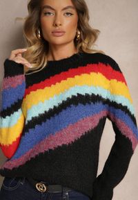 Renee - Czarny Sweter Ozdobiony Ukośnymi Paskami Zenstina. Okazja: na co dzień. Kolor: czarny. Materiał: jeans. Wzór: aplikacja. Styl: casual #4