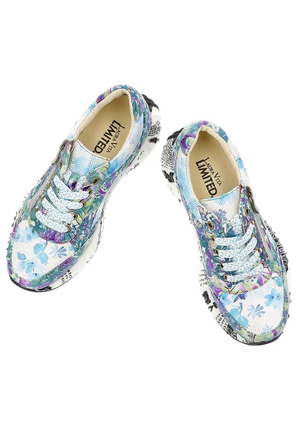 Niebieskie Sneakersy Laura Vita Eleganckie Obuwie Damskie Edycja Limitowana. Zapięcie: sznurówki. Kolor: biały. Materiał: materiał. Szerokość cholewki: normalna. Wzór: aplikacja, kwiaty, kolorowy. Styl: elegancki