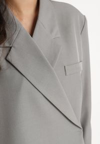 Born2be - Szara Marynarka Dwurzędowa Oversize o Pudełkowym Kroju Cornelita. Okazja: na co dzień, na spotkanie biznesowe. Kolor: szary. Materiał: jeans. Styl: biznesowy, klasyczny, casual #4