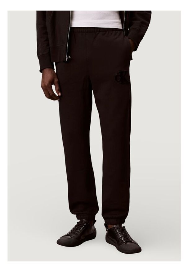 Calvin Klein Jeans Spodnie dresowe 350GSM FLEECE GIFT G Czarny Casual Fit. Kolor: czarny. Materiał: dresówka