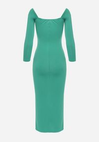 Born2be - Zielona Dopasowana Sukienka Midi z Odkrytymi Ramionami i Kopertowym Dekoltem Brisanna. Kolor: zielony. Typ sukienki: kopertowe, z odkrytymi ramionami. Długość: midi #4