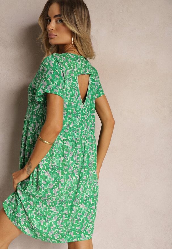 Renee - Zielona Sukienka na Lato z Wiskozy w Geometryczny Print Yenivia. Typ kołnierza: dekolt w kształcie V. Kolor: zielony. Materiał: wiskoza. Wzór: geometria, nadruk. Sezon: lato. Styl: elegancki