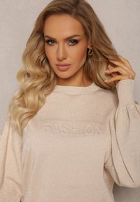 Renee - Beżowy Klasyczny Sweter z Metaliczną Nitką i Napisem Actylia. Kolor: beżowy. Wzór: napisy. Sezon: jesień, zima. Styl: klasyczny #5