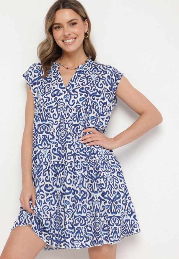 Born2be - Niebieska Bawełniana Sukienka o Rozkloszowanym Kroju Oversize Liravina. Okazja: na co dzień. Typ kołnierza: dekolt w serek. Kolor: niebieski. Materiał: bawełna. Typ sukienki: oversize. Styl: klasyczny, casual, elegancki