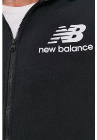 New Balance Bluza MJ03558BK męska kolor czarny z kapturem z nadrukiem MJ03558BK-001. Typ kołnierza: kaptur. Kolor: czarny. Materiał: dzianina. Wzór: nadruk #3