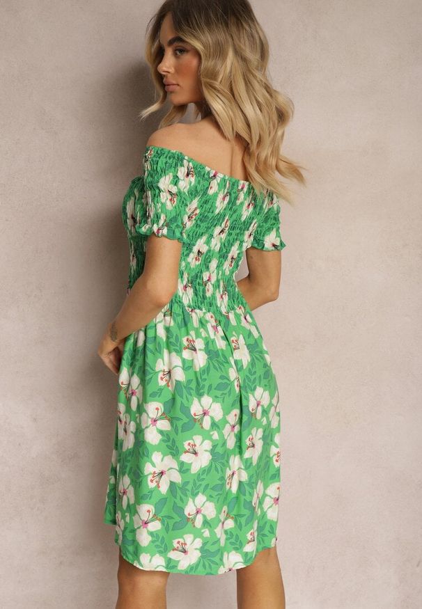 Renee - Zielona Rozkloszowana Sukienka Hiszpanka z Gumką w Talii w Kwiaty Nametris. Okazja: na co dzień. Typ kołnierza: dekolt hiszpanka. Kolor: zielony. Materiał: tkanina, wiskoza, jeans, bawełna. Wzór: kwiaty. Sezon: lato. Typ sukienki: proste. Styl: casual, glamour, elegancki, wizytowy