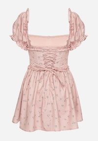 Born2be - Różowa Sukienka Vices z Bufkami Falbankami i Wiązaniem w Kwiaty Tolalira. Okazja: na co dzień. Typ kołnierza: kołnierz z falbankami. Kolor: różowy. Materiał: skóra. Wzór: kwiaty. Styl: klasyczny, casual, elegancki #2