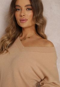 Renee - Jasnobeżowy Sweter z Wiskozy Oversize Conime. Okazja: na co dzień. Typ kołnierza: dekolt w kształcie V. Kolor: beżowy. Materiał: wiskoza. Długość rękawa: długi rękaw. Długość: długie. Wzór: aplikacja. Styl: casual, elegancki
