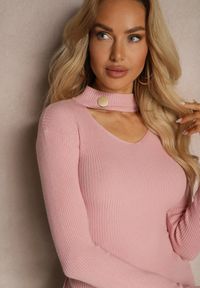 Renee - Jasnoróżowy Sweter Golf z Ozdobnym Wycięciem Przy Dekolcie Erticia. Typ kołnierza: golf. Kolor: różowy. Sezon: zima #3