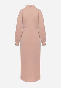 Born2be - Ciemnobeżowa Sukienka Koszulowa z Wiązanym Paskiem i Marszczeniem Hinula. Kolor: beżowy. Materiał: tkanina, materiał. Wzór: jednolity, gładki. Typ sukienki: koszulowe. Styl: elegancki. Długość: midi #3