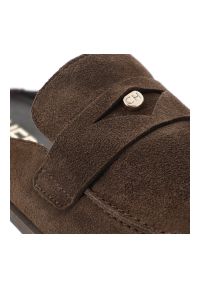 CheBello - Klapki damskie Chebello, welurowa cholewka wsuwany fason otwarta pięta klasyczny mokasynowy krój minimalistyczny design lekka płaska podeszwa, brązow. Nosek buta: otwarty. Kolor: brązowy. Materiał: welur. Obcas: na płaskiej podeszwie. Styl: klasyczny #5