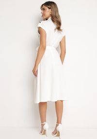 Born2be - Biała Sukienka Koszulowa Phinitrite. Okazja: na co dzień. Kolor: biały. Wzór: aplikacja. Typ sukienki: koszulowe. Materiał: materiał. Długość rękawa: krótki rękaw. Sezon: lato. Styl: casual. Długość: midi #4