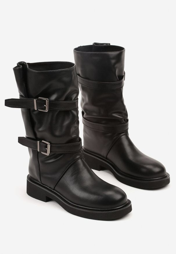 Renee - Czarne Botki Biker Boots z Marszczoną Cholewką i Paskami ze Sprzączkami Sinesa. Okazja: na imprezę, na co dzień. Zapięcie: pasek. Kolor: czarny. Materiał: skóra. Szerokość cholewki: normalna. Styl: elegancki, casual
