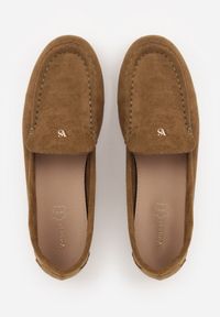 Renee - Ciemnobeżowe Mokasyny VICES z Wkładką ze Skóry Naturalnej i Metalicznym Elementem Alcimene. Nosek buta: okrągły. Kolor: beżowy. Materiał: skóra. Obcas: na obcasie. Wysokość obcasa: niski #5