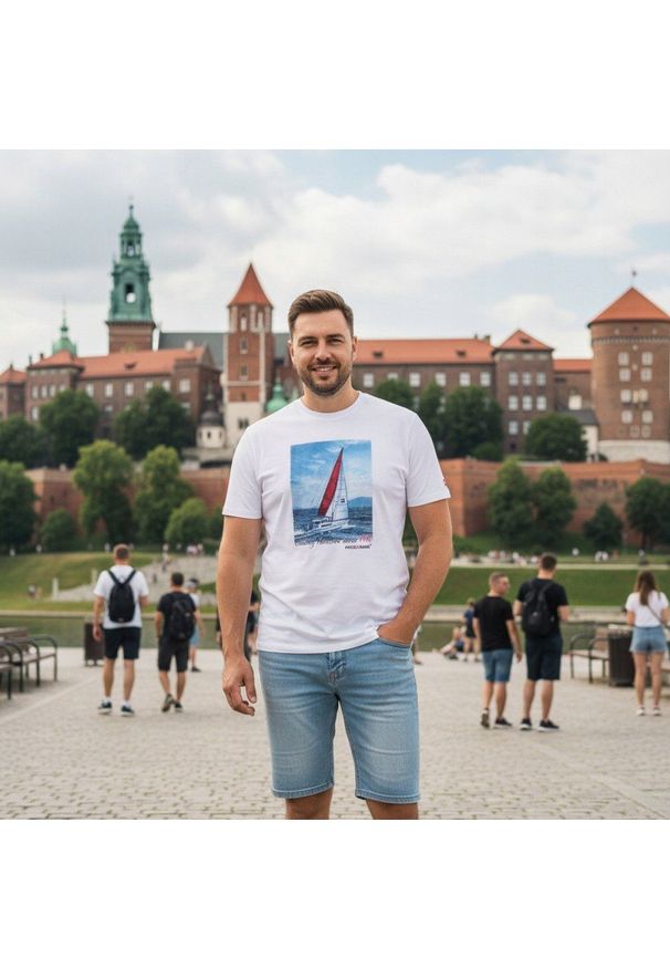 Biała Męska Koszulka (T-Shirt) - Pako Jeans - Żaglówka. Okazja: na co dzień. Kolor: biały. Materiał: bawełna. Wzór: nadruk. Styl: casual