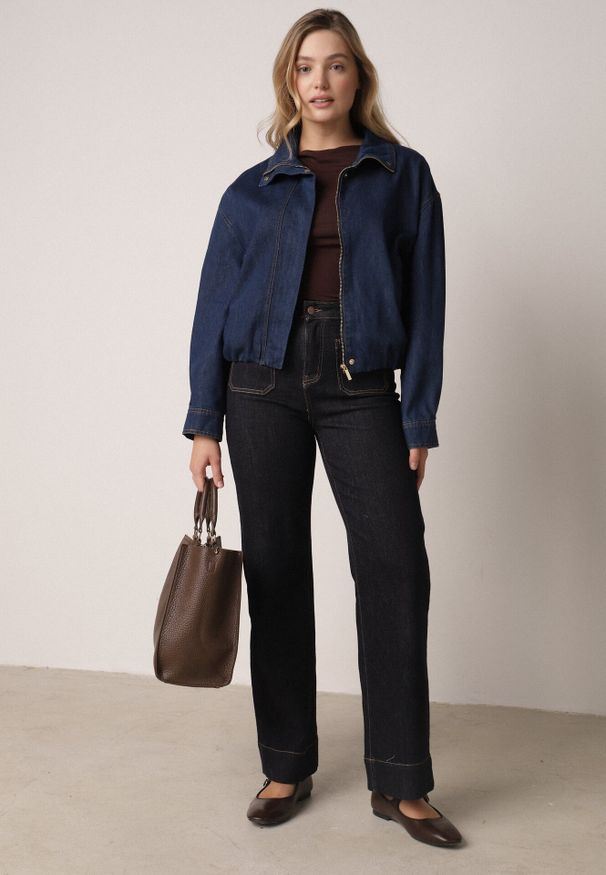 Born2be - Ciemnoniebieska Jeansowa Kurtka Przejściowa z Bawełny o Kroju Bombki z Kołnierzykiem Jotima. Okazja: na co dzień, na randkę. Kolor: niebieski. Materiał: bawełna, jeans. Styl: casual, elegancki