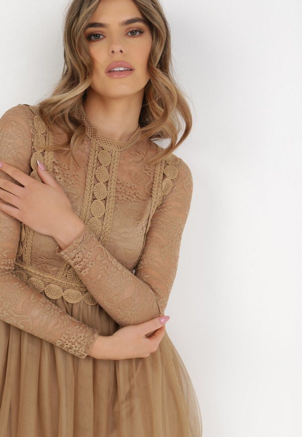 Born2be - Ciemnobeżowa Sukienka Jynerris. Typ kołnierza: kołnierzyk stójkowy. Kolor: beżowy, brązowy. Materiał: tiul, koronka, materiał. Długość rękawa: długi rękaw. Wzór: ażurowy, aplikacja. Styl: elegancki. Długość: midi
