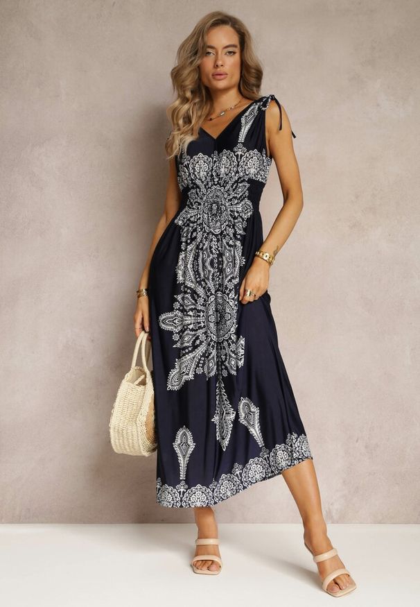 Renee - Granatowa Długa Sukienka z Wzorem Boho Sznurkami na Ramionach i Gumką w Pasie Hideni. Kolor: niebieski. Styl: boho. Długość: maxi