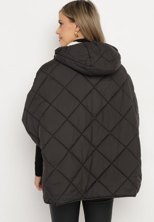 Born2be - Czarna Pikowana Kurtka w Stylu Ponczo z Kieszeniami i Kapturem z Futerkiem Edarria. Okazja: na co dzień. Kolor: czarny. Materiał: futro. Styl: elegancki, casual