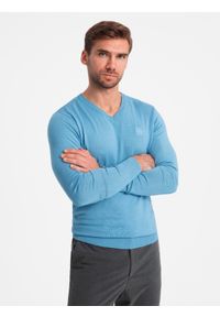Ombre Clothing - Elegancki męski sweter BASIC V-neck z wiskozą – błękitny V21 - Rozmiar: L. Okazja: do pracy, na co dzień. Typ kołnierza: dekolt w serek. Kolor: niebieski. Materiał: wiskoza. Wzór: haft. Styl: elegancki