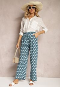 Renee - Niebieskie Szerokie Spodnie z Gumką w Talii z Wiskozy w Mozaikowy Print Wavelette. Okazja: na co dzień. Stan: podwyższony. Kolor: niebieski. Materiał: wiskoza. Wzór: nadruk. Styl: casual, elegancki #3