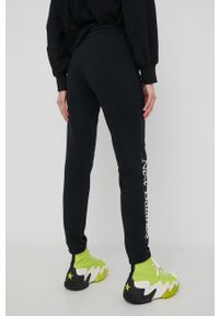 New Balance spodnie dresowe WP21508BK damskie kolor czarny z nadrukiem. Kolor: czarny. Materiał: dresówka. Wzór: nadruk #4