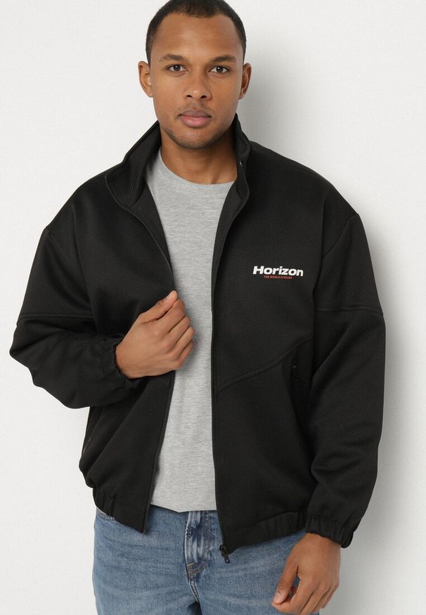 Born2be - Czarna Kurtka Ozdobiona Napisem Fonilia. Okazja: na co dzień. Kolor: czarny. Materiał: jeans. Wzór: aplikacja, napisy. Styl: casual