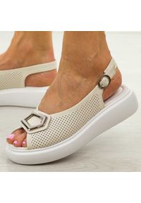 Beżowe ażurowe skórzane sandały damskie Cambell 07309. Okazja: na spacer, na co dzień. Kolor: beżowy. Materiał: skóra. Wzór: ażurowy. Sezon: wiosna, lato. Styl: casual, elegancki, klasyczny #1