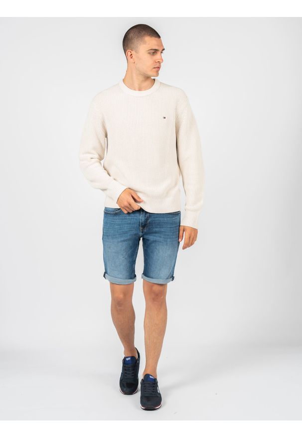 TOMMY HILFIGER - Tommy Hilfiger Sweter | MW0MW21303 | Mężczyzna | Kremowy. Okazja: na co dzień. Kolor: kremowy. Materiał: bawełna. Wzór: ze splotem. Styl: casual