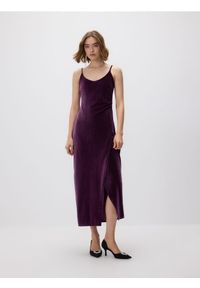 Reserved - Sukienka maxi z asymetrycznym rozcięciem - ciemnofioletowy. Kolor: fioletowy. Materiał: dzianina, welur. Typ sukienki: asymetryczne. Długość: maxi #1