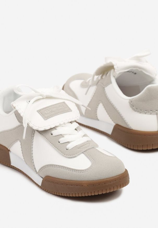 Born2be - Biało-Szare Sneakersy Tenisówki z Ozdobnym Językiem Alaviela. Okazja: na co dzień. Kolor: biały. Materiał: jeans. Wzór: aplikacja
