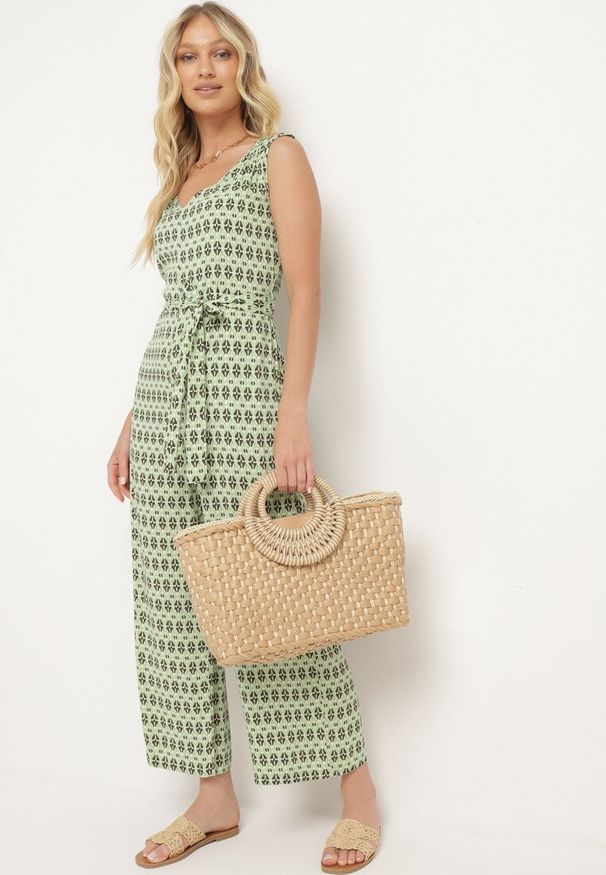 Born2be - Zielony Wiskozowy Kombinezon o Taliowanym Kroju z Wiązaniem w Talii Radiada. Okazja: na co dzień. Kolor: zielony. Materiał: wiskoza. Styl: elegancki, casual