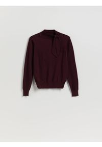 Reserved - Sweter z wiązaniem - mahoniowy. Kolor: brązowy. Materiał: wiskoza, dzianina