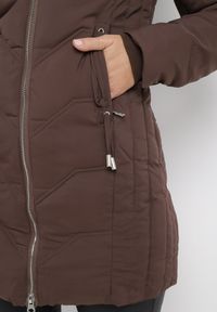 Born2be - Brązowa Kurtka Płaszcz z Pikowaniem i Futrzanym Kapturem Navimesa. Kolor: brązowy. Materiał: futro #2